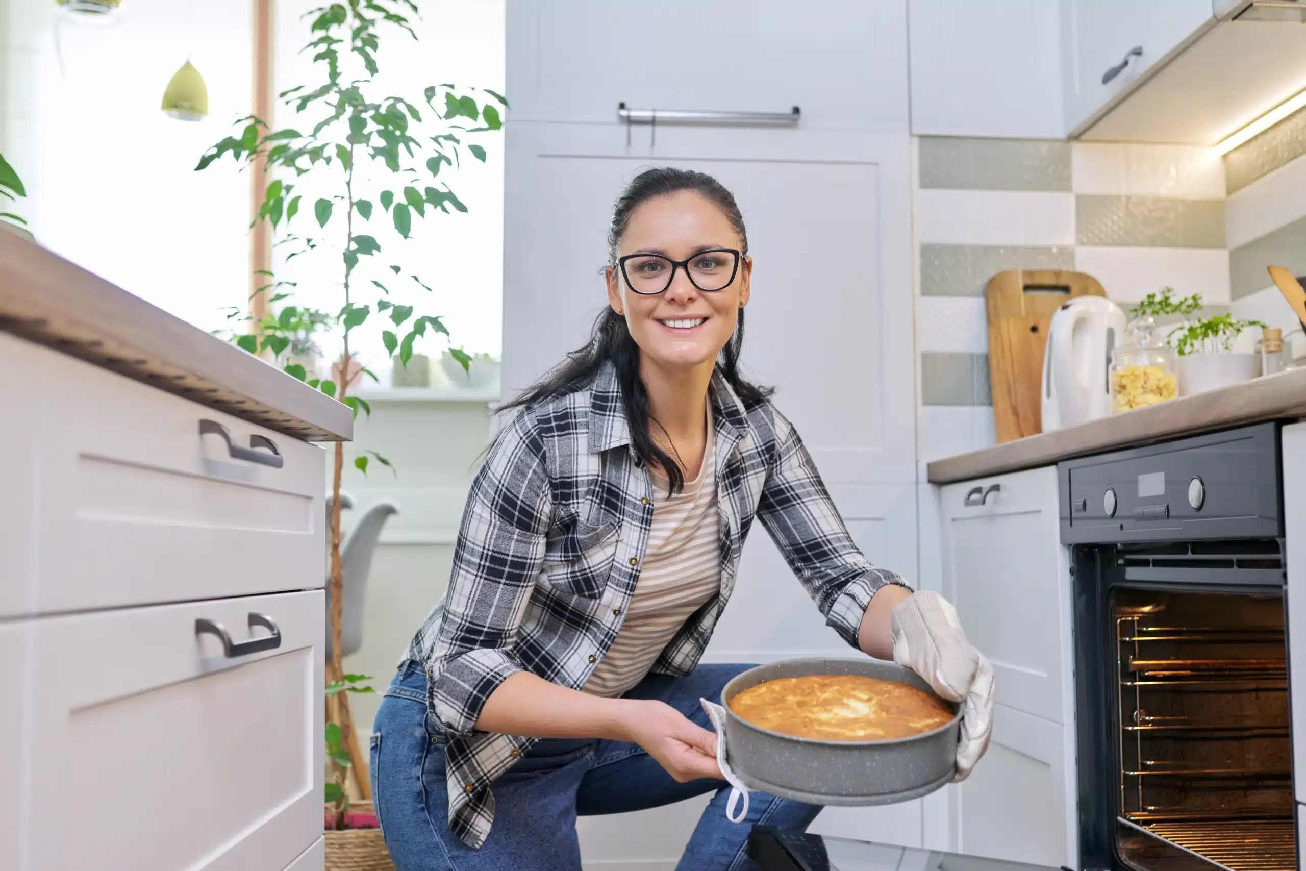 woman-at-home-in-kitchen-taking-out-hot-apple-pie-2024-12-08-03-01-35-utc (1) About Melting Kitchen – Emily, founder and home cook in her kitchen
